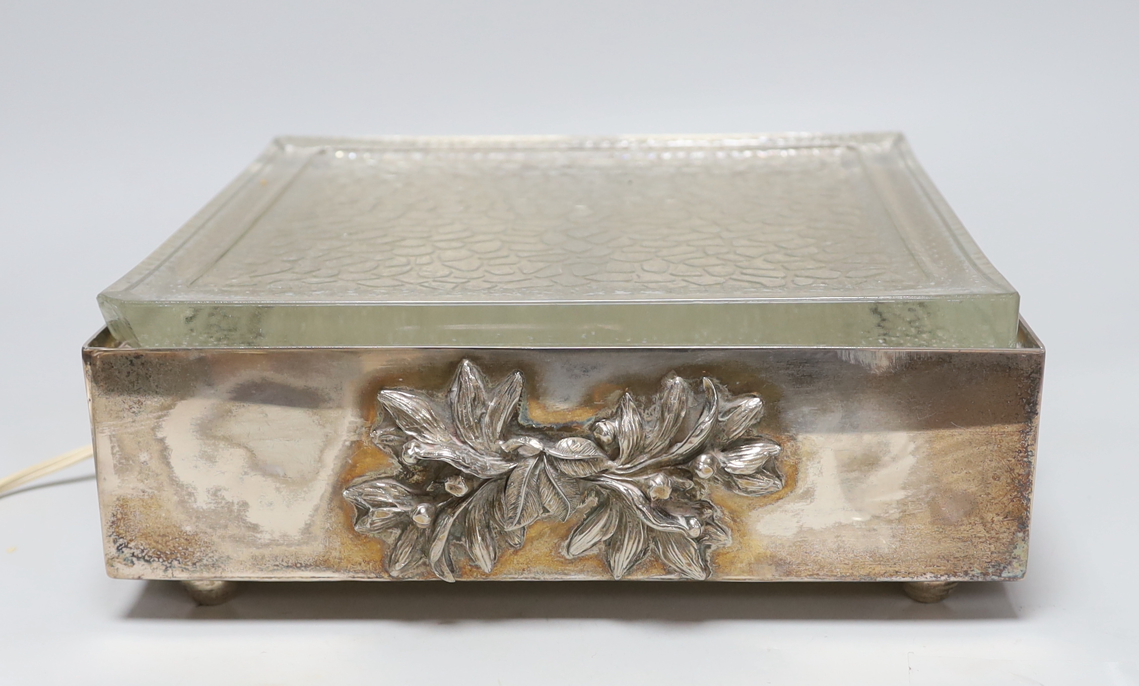 A plated and glass centrepiece table light, 31cm square